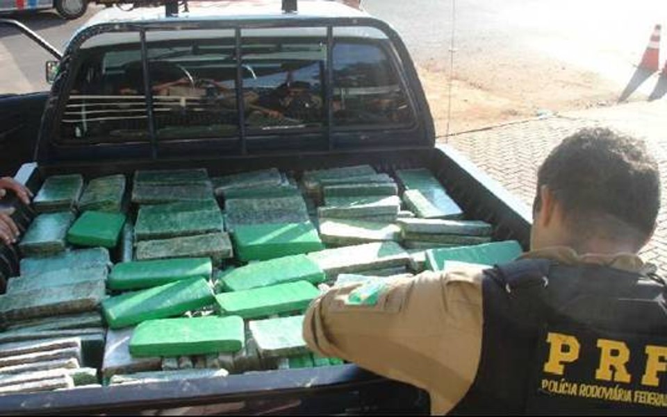 Carro foi interceptado na BR-277 com quase 500 tabletes da droga | Divulgação/PRF