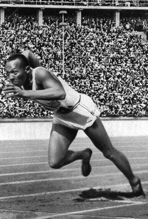 O americano Jesse Owens venceu quatro medalhas de ouro no atletismo e derrubou por terra a teoria de Hitler em Berlim | Divulgação / IOC