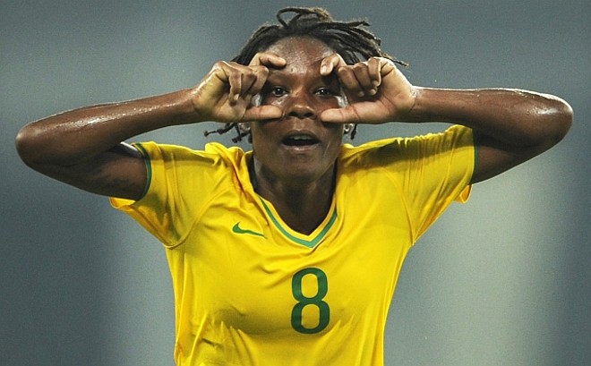 Formiga comemora o primeiro gol brasileiro, marcado por ela, fazendo com as mãos os óculos da Formiga Atômica, personagem de desenho animado |