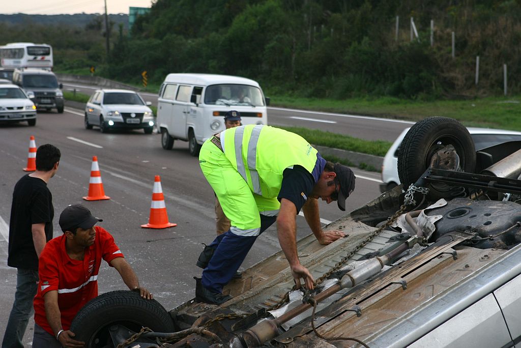 Inspetor de tráfego ajuda policiais a atender ocorrência; concessionária não havia sido avisada | Daniel Castellano/ Gazeta do Povo