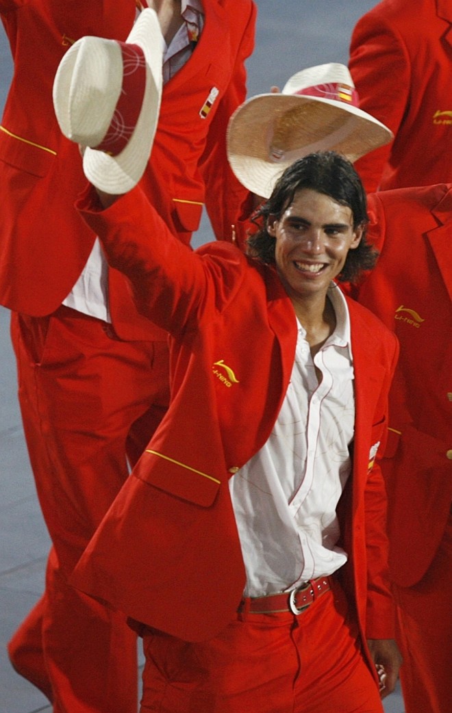 Rafael Nadal - tenista número 1 do Mundo - desfila com a delegação espanhola |