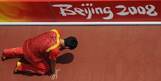 Liu Xiang chegou a ir para a pista, mas as dores mal permitiram que ele saísse do bloco de partida: atleta saiu do estádio sem dar entrevistas |
