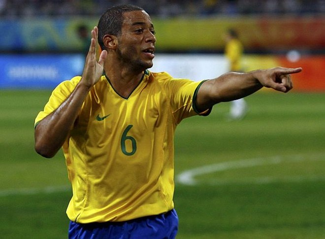 Marcelo comemora seu gol, o segundo do Brasil, que garantiu o Brasil nas semifinais |