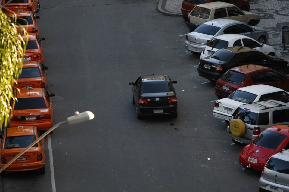Grávida permaneceu dentro do carro armada durante a tarde e início da noite desta segunda-feira (4) | Antônio Costa / Gazeta do Povo