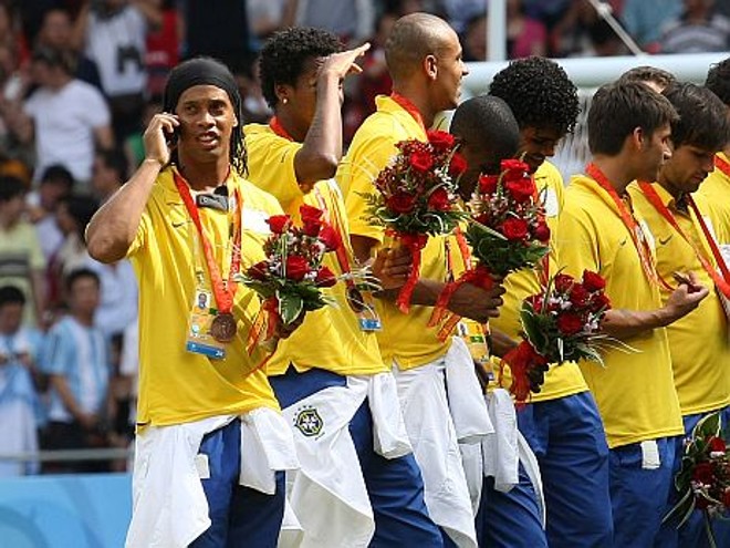 Alô?- Nem no pódio do futebol masculino Ronaldinho Gaúcho desgrudou do celular. Com a medalha de bronze no peito, ele atendeu uma ligação sem a menor cerimônia. |