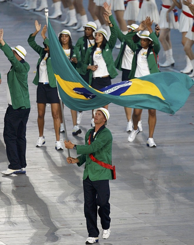 Robert Scheidt carregou a bandeira brasileira, conduzindo a delegação do país no desfile |