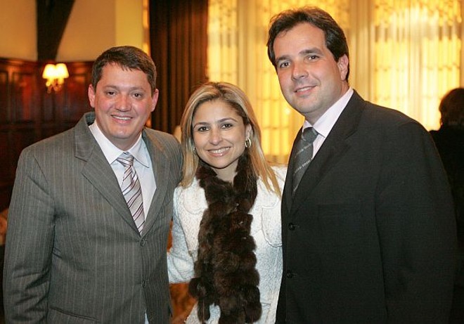 O sempre gentil e boa-praça Edson Vianna (à esq.), há cinco anos no comando do Buffet Ellegance do Graciosa Country Club, promove a partir de hoje  e toda terça-feira  jantar temático de comida japonesa na sede social do clube. Na foto, Edson com o casal Larissa e Tobias de Macedo na comemoração dos 10 anos do Sindiclubes | 