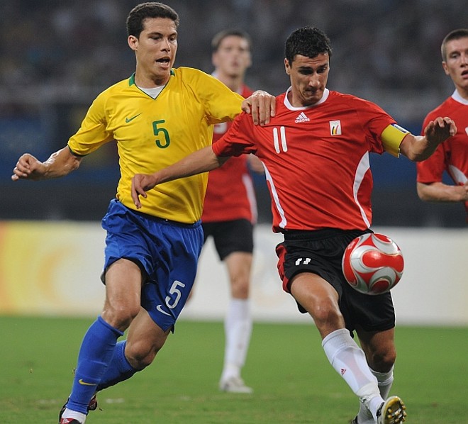 Hernanes parte na marcação de Maarten Martens, destaque belga no primeiro tempo |