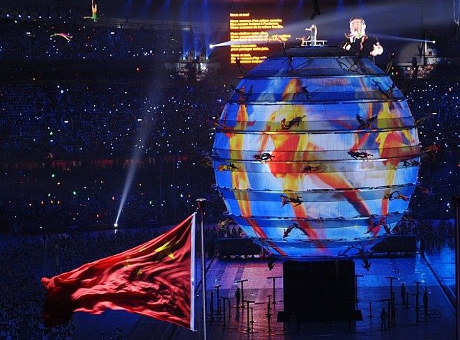 O globo projeta imagens de esportes |