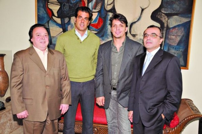 Esses são os homens do Cafe de La Musique de Curitiba, misto de restaurante e casa noturna: Dennis Guerin (à esq.), Álvaro Garnero, Tarso Marques e Kadu Paes | 