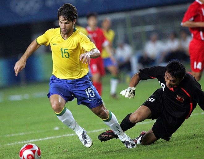 Diego dribla Liu Zhenli antes de chutar e abrir o marcador | 