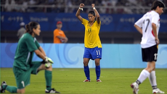 Cristiane comemora um de seus dois gols na goleada brasileira sobre as alemãs por 4 a 1 |