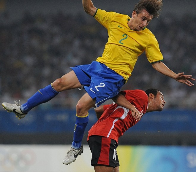 Rafinha sobe sobre Haroum na vitória brasileira sobre a Bélgica por 3 a 0 |