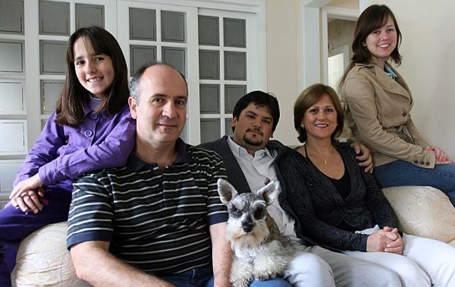 Com as irmãs, Camila e Thaís, o padrasto, Juracy Moreira, e a mãe, Laurene | 