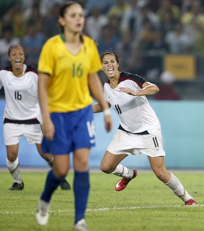 Carli Lloyd (camisa 11) comemora o gol que valeu a medalha de ouro para os Estados Unidos |