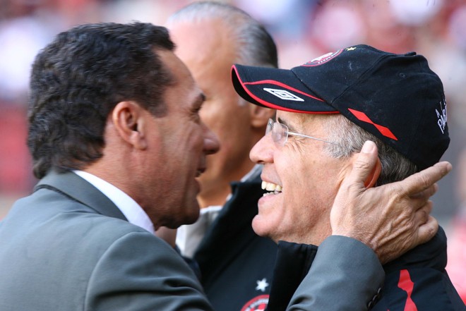 Mário Sérgio, técnico do Atlético, e Vanderlei Luxemburgo, do Palmeiras, se cumprimentam antes da partida | 
