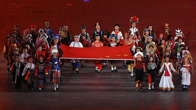 Crianças de cada uma das 56 etnias chinesas carregam a bandeira chinesa na Cerimônia de Abertura |