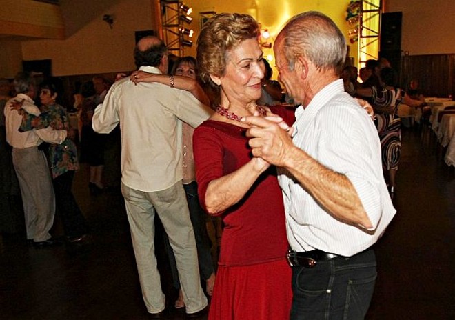 Altina Rocha rodopia no salão: elegância para bailar |