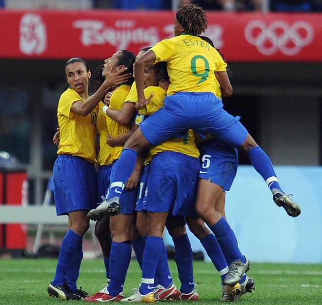 Jogadoras comemoram o gol de Daniela Alves que abriu o caminho para a vitória e classificação brasileira | 