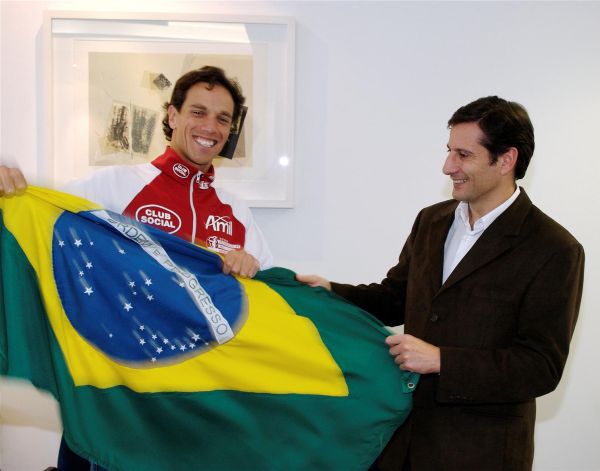 O triatetla Juraci Moreira esteve com o superintendente da Amil no Paraná, Cassio Zandoná, na sexta-feira. Foi agradecer o apoio e o incentivo da empresa, uma de suas patrocinadoras. O pentacampeão brasileiro de Triathlon profissional embarca hoje para participar da Olimpíada |