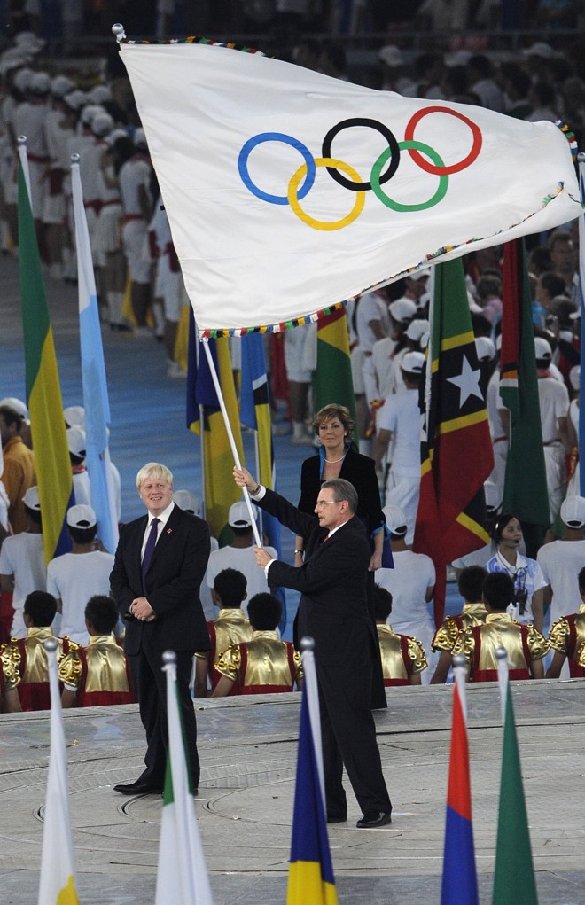 Jacques Rogge, presidente do COI, carrega a bandeira olímpica ao lado do prefeito de Londres Boris Johnson |