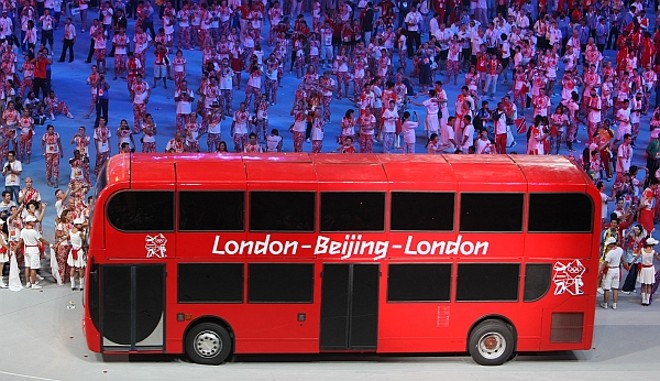 O astro do futebol David Beckham divide o ônibus-palco com Leona Lewis e Jimmy Page | 