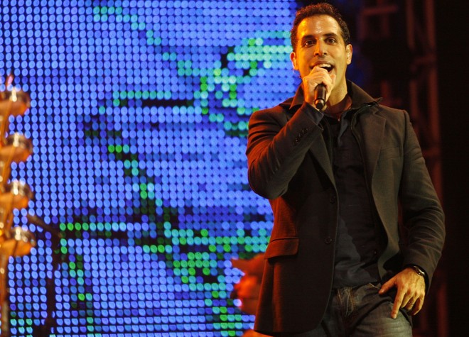 Inimigos da HP cantam sucesso 