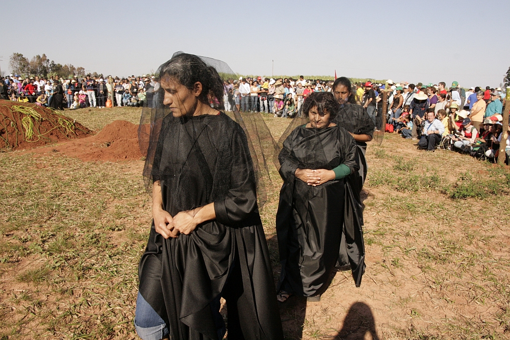 Manifestantes simularam cerimônia fúnebre para protestar contra crimes | Osmar Nunes/Gazeta do Povo