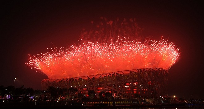 Fogos de artifício emolduram o Estádio Nacional visto de fora |