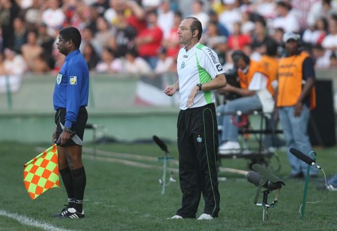 Com Dorival Jr. suspenso, o auxiliar Ivan Izzo dava as orientações na lateral de campo |