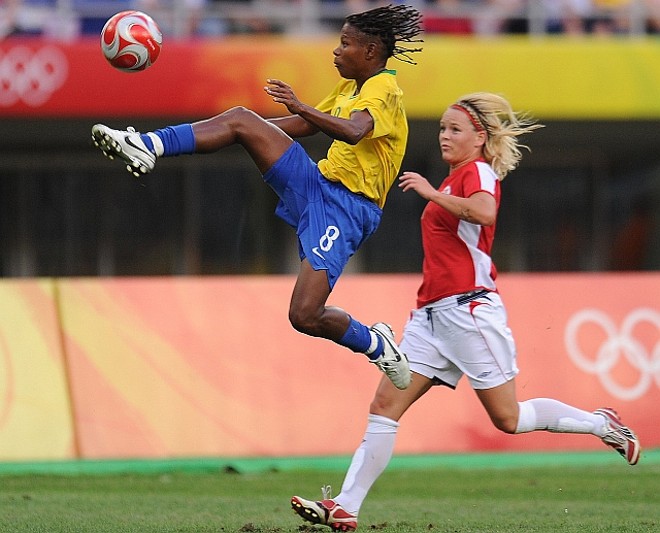 Formiga voa para dominar a bola e foge da marcação de Larsen | 
