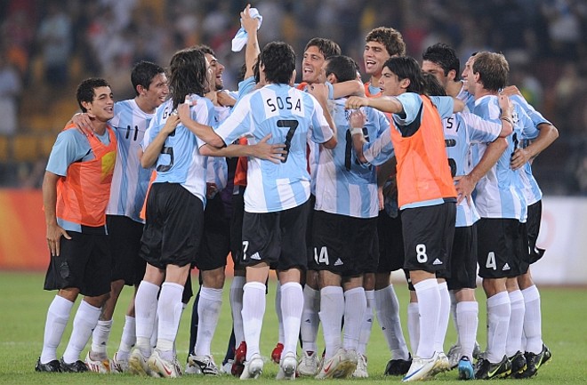 Argentinos comemoram a vitória sobre o Brasil por 3 a 0 |