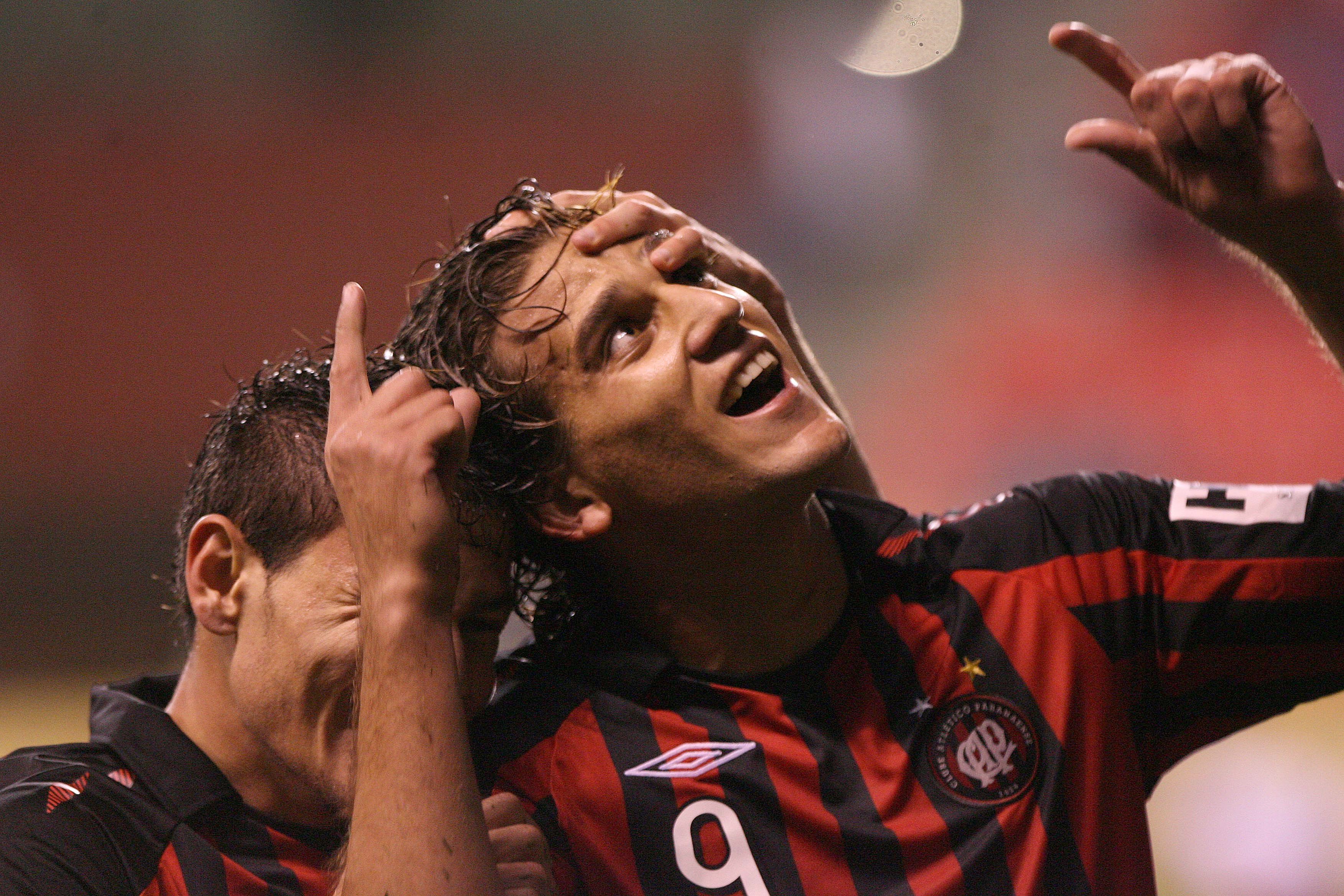 Rafael Moura marcou o primeiro dele no Atlético e abriu o caminho para a vitória sobre o Timbu | Pedro Serápio / Gazeta do Povo