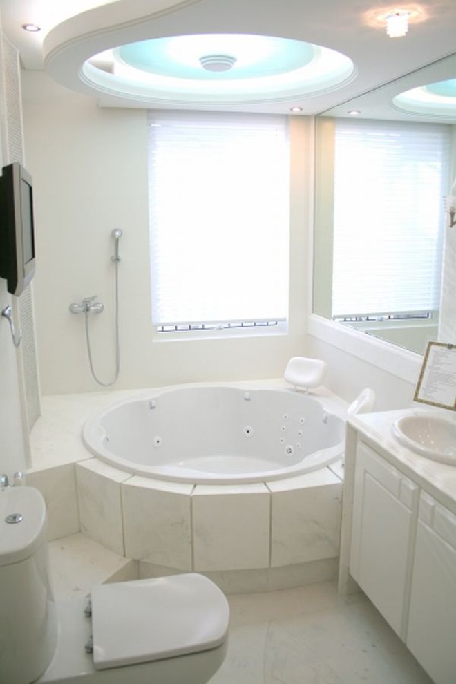 Banheira redonda de 1,54 metro de diâmetro usada no projeto do arquiteto Mário Roehrig em apartamento da construtora San Remo. Preço: R$ 2.100 |