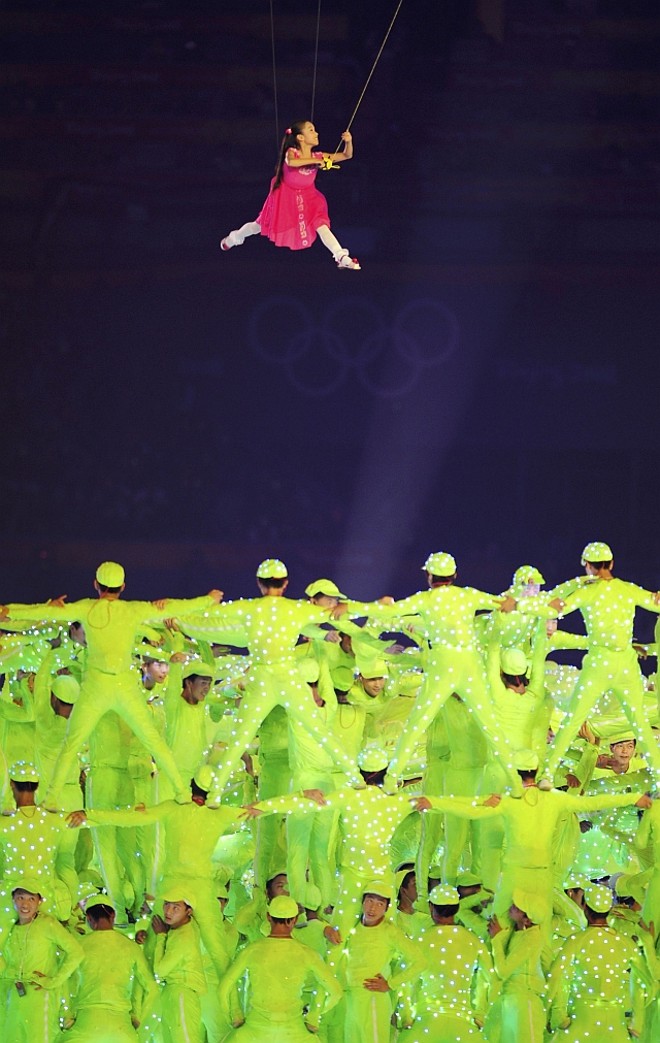 Acrobatas dão show na cerimônia de abertura |