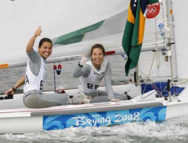 Fernanda Olivera e Isabel Swan comemoram medalha de bronze na classe 470 |