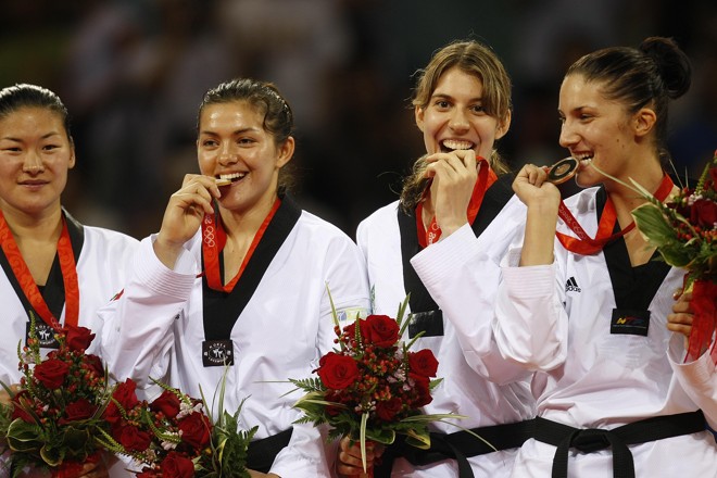 Natália Falavigna subiu feliz da vida no pódio em Pequim, ao lado das demais medalhistas |