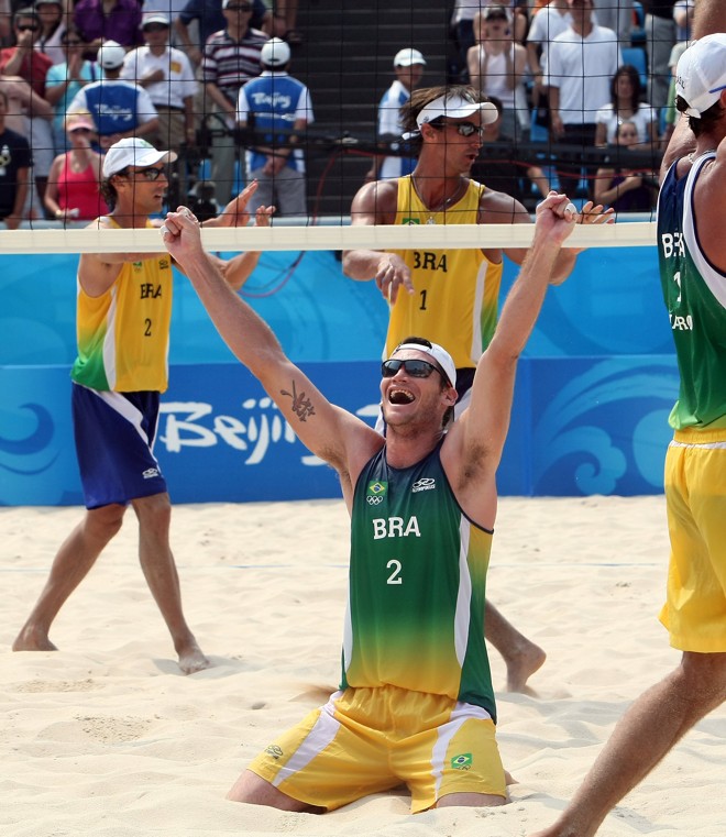 A dupla atual campeã olímpica, Ricardo e Emanuel (ao fundo), disputa o bronze | 