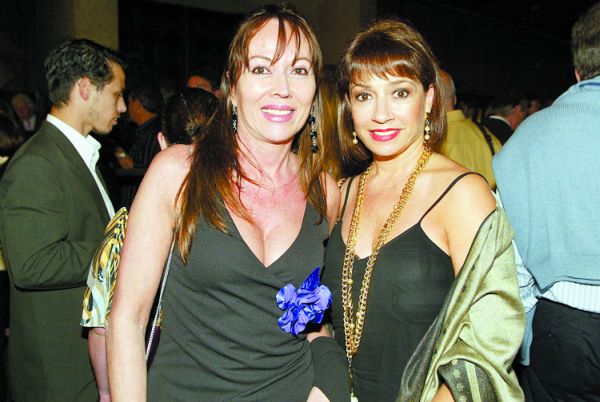 Analzira Carneiro (à esq.) e Zilda Fraletti (foto1); o casal Helena e Moysés Paciornik e Leonida de Azevedo Romanó (foto 2), no coquetel oferecido pela Rede Paranaense de Comunicação após o concerto da Orquestra Sinfônica do Paraná, que abriu as comemorações pelos 90 anos da Gazeta do Povo. O evento lotou o Guairão na última quinta-feira | Fotos: Mauro Campos