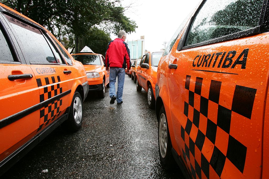 Hoje,uma licença no mercado paralelo de Curitiba não sai por menos de R$ 180 mil. Muitos permissionários usam o nome de parentes para montar frotas particulares prática vedada por lei | Daniel Castellano/Gazeta do Povo
