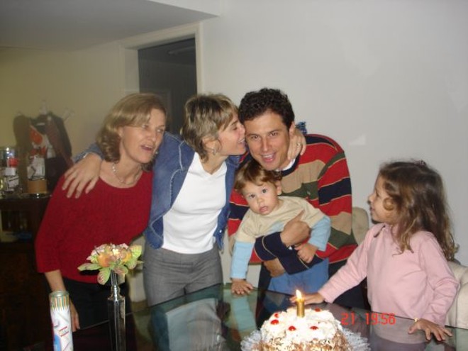 O candidato com a mãe, Neusa, a esposa, Cristina, e o casal de filhos, Gilberto e Sabrina |