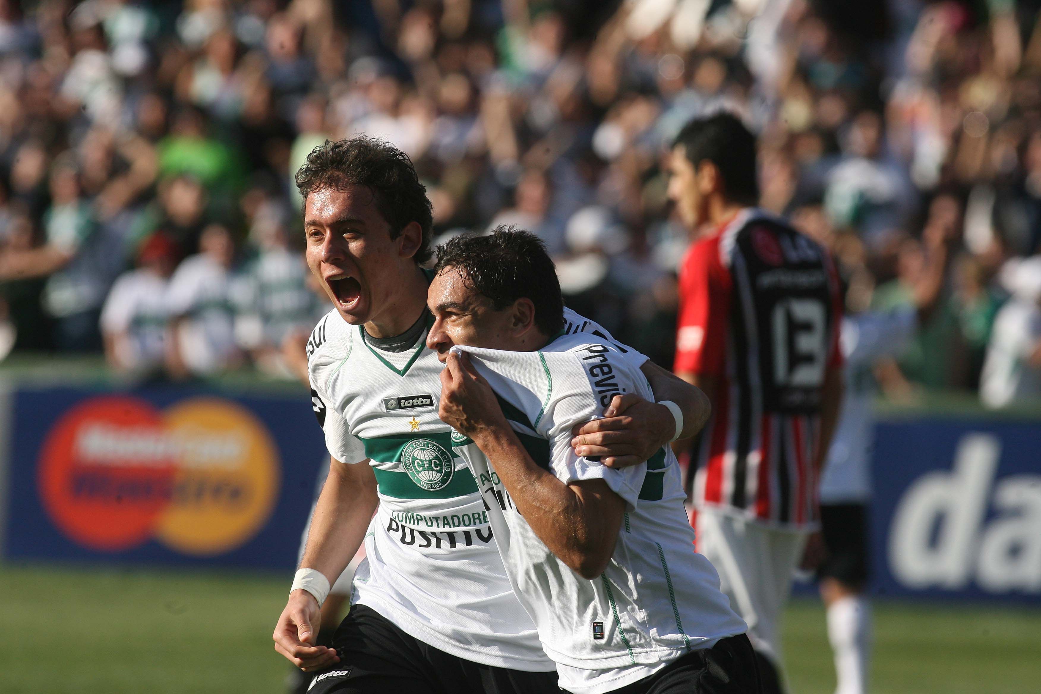 Keirrison e Ricardinho comemoraram o primeiro gol do Coxa, mas o time pecou e não conseguiu os três pontos | Valterci Santos / Gazeta do Povo