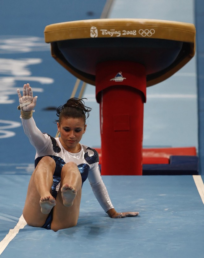 Ao perder pontos preciosos no solo, Jade se arriscou mais no salto. Acabou caindo e comprometendo a sua nota final ainda mais | 