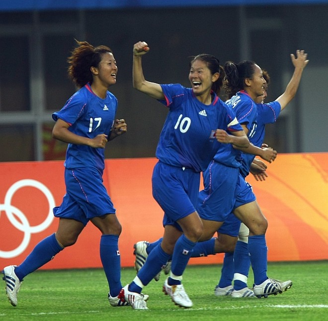 Jogadoras japonesas comemoram um dos gols da reação que levou ao empate contra Nova Zelândia |