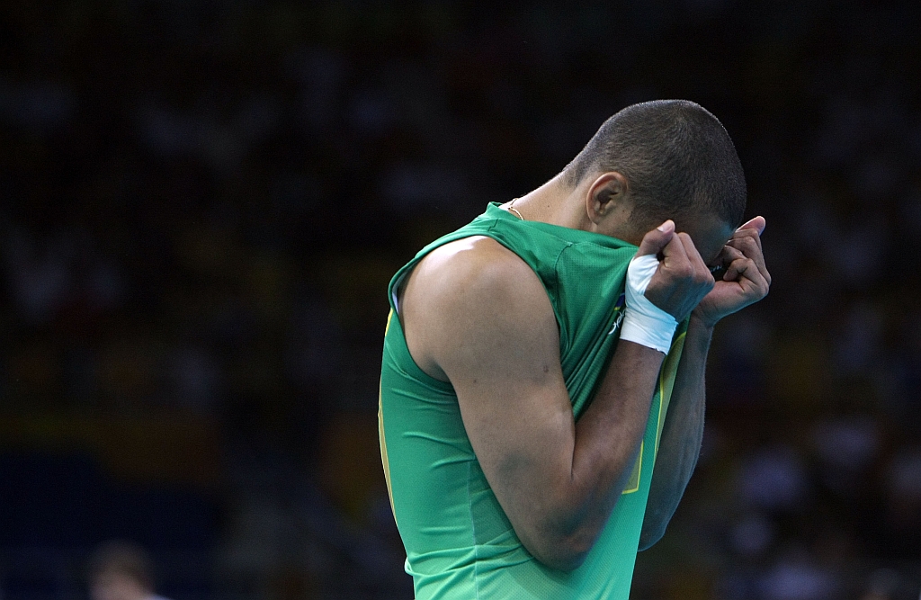 O líbero Serginho ainda tentou disfarçar o clima tenso na seleção brasileira após mais uma derrota para a Rússia: segundo ele o time se diverte com a pressão. | Fotos: Jonathan Campos, enviado especial/ Gazeta do Povo