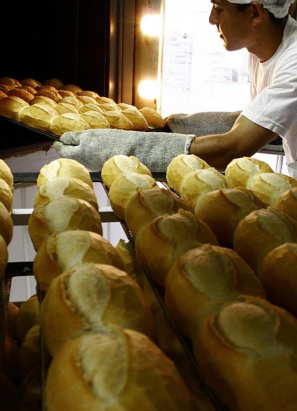 Apesar da queda no valor do trigo, que está isento de PIS e Cofins desde maio, pães e massas não registraram muita variação nos preços. | Jonathan Campos/Gazeta do Povo