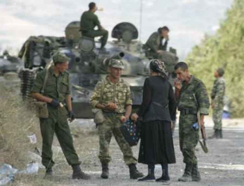 Militares russos conversam com moradores locais da cidade georgiana de Gori | Reuters/David Mdzinarishvili