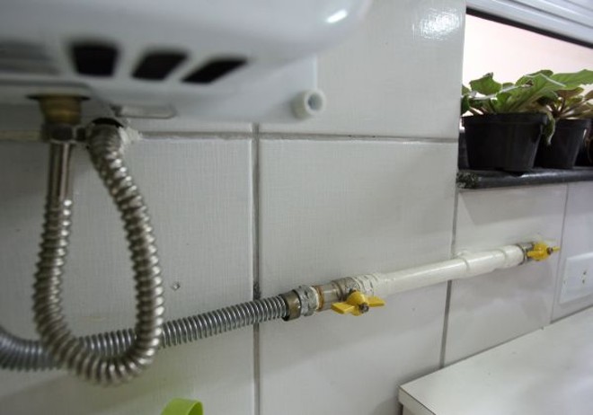 Edifício Giconda: chega aos apartamentos por canos na parede |