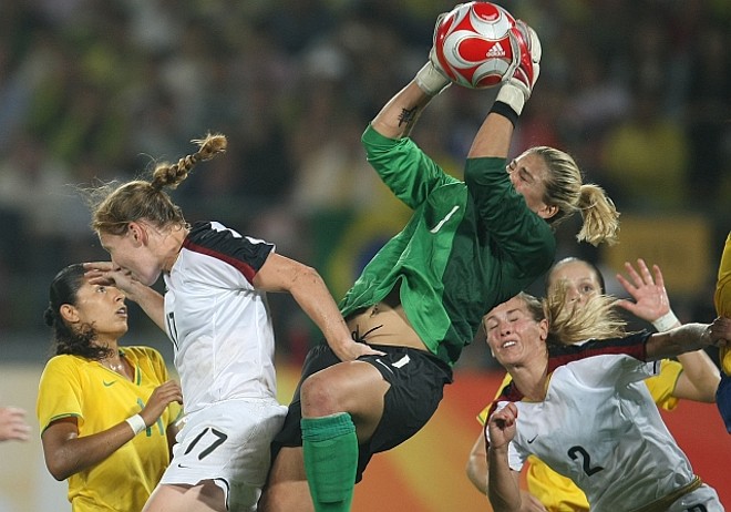 Hope Solo voa para defender mais um cruzamento brasileiro |