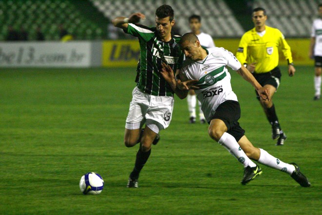 Ariel Nahúelpan finalmente fez sua estréia com a camisa do Coritiba. Não teve tempo para fazer gols, mas... |
